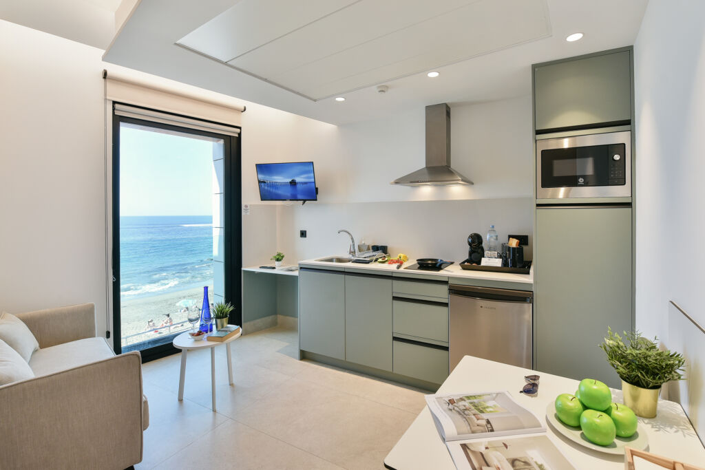 Estudio Estándar con Vista Mar y Ventanal